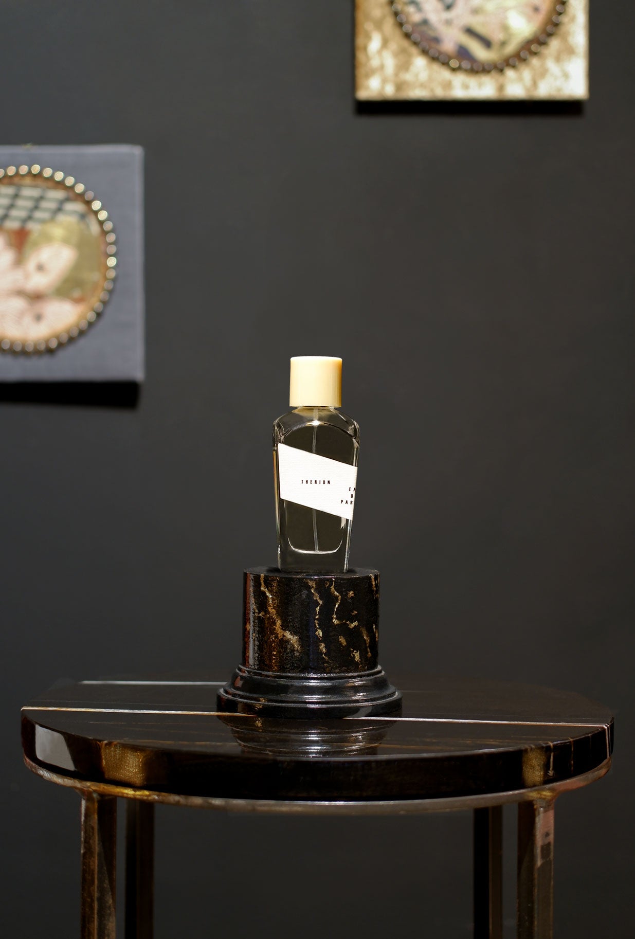 Therion di Wiener Blut è un profumo caldo, speziato e oscuro, con bergamotto pepe nero foglie di alloro sandalo e ambrea