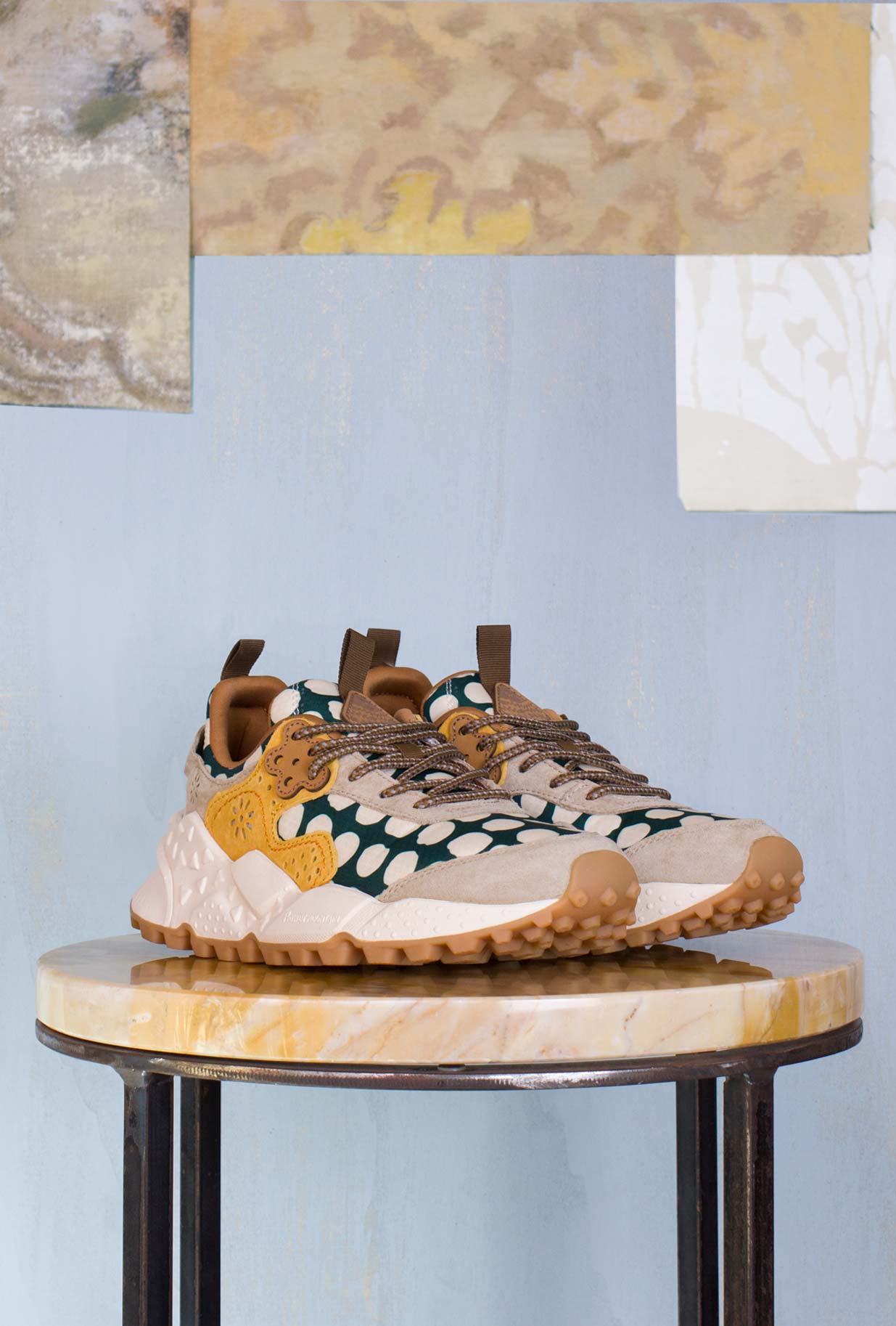 Sneakers Kotetsu da donna di Flower Mountain a pois verde e beige