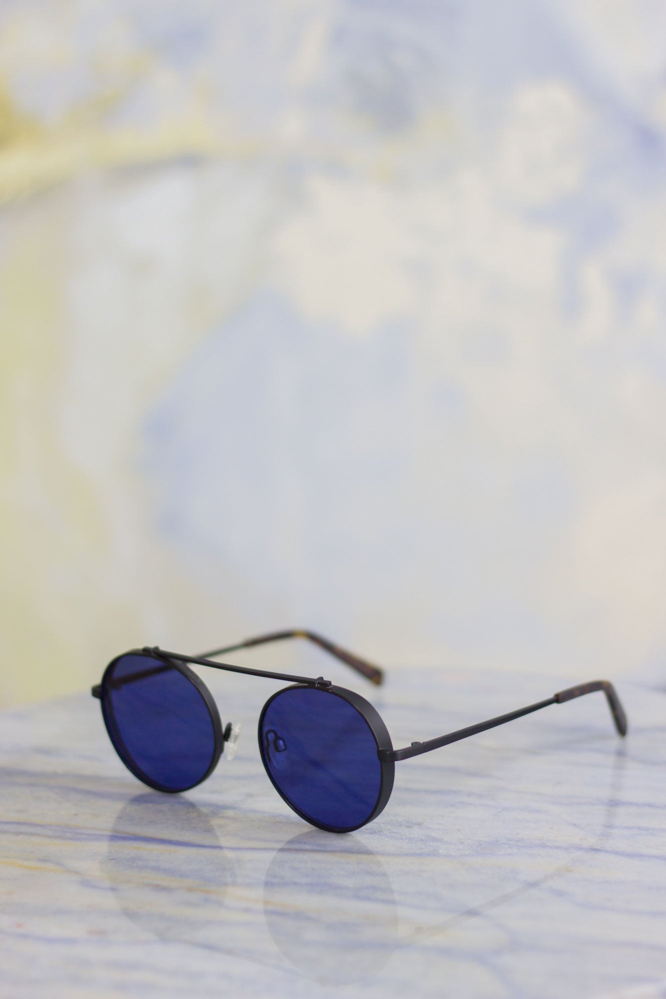 WeAreEyes Omikron Sunglasses Gun Smoke - Blue lenses
