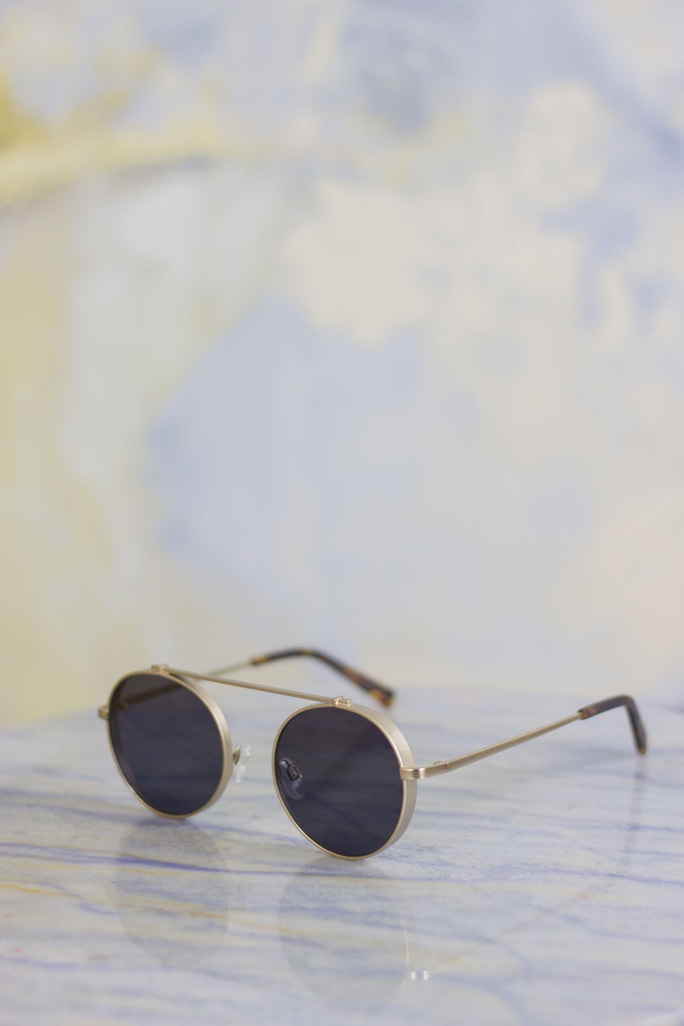 WeAreEyes Omikron Sunglasses Gold frame - Lenti Black