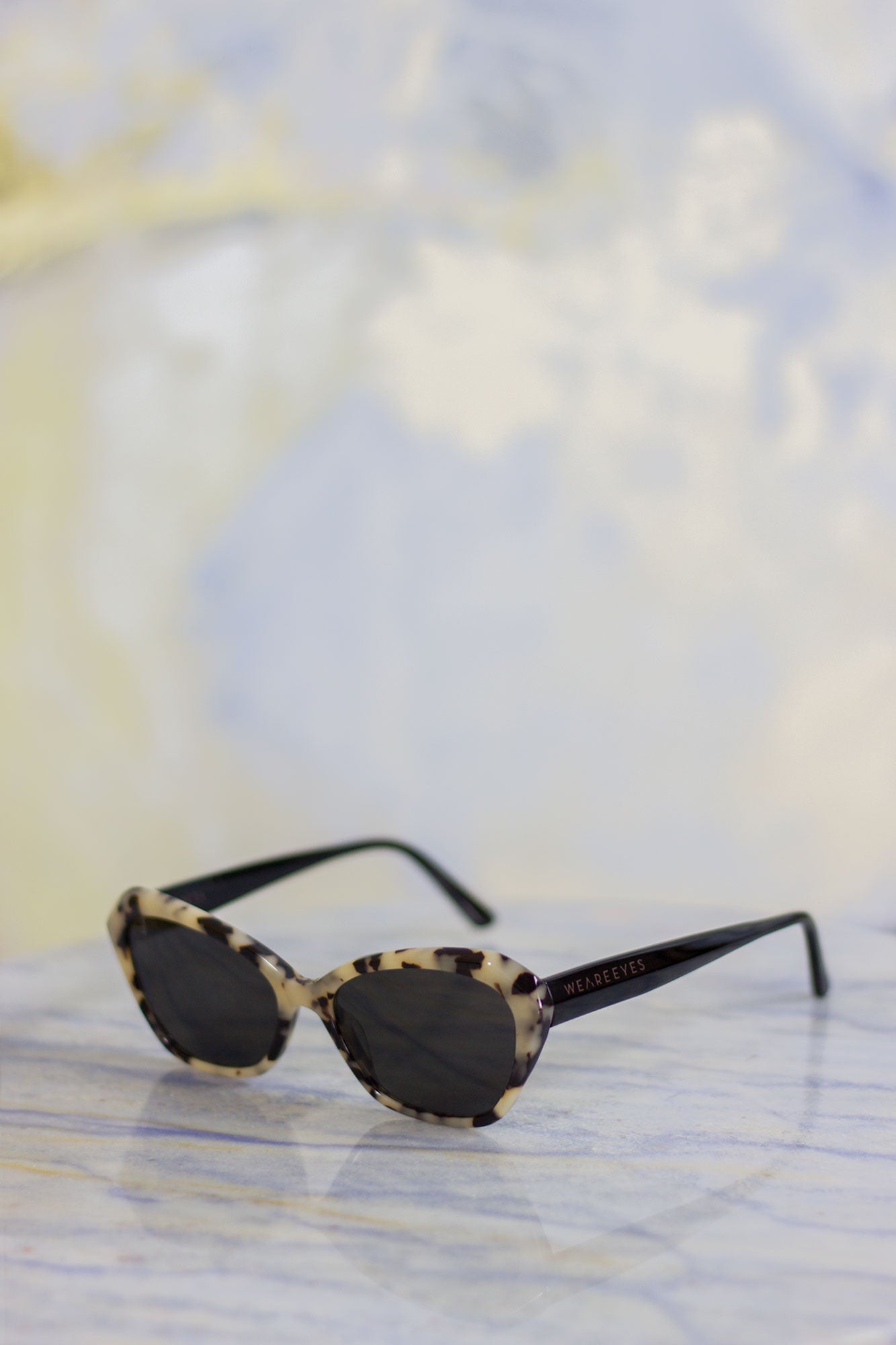 WeAreEyes Zeta Sunglasses Crystal TurtleBlack Lenses